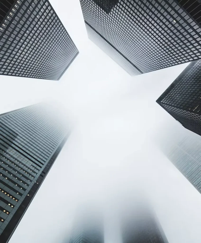 Buildings hauts vu depuis le sol