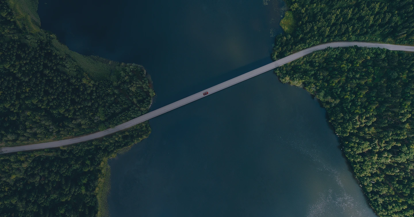 Pont moderne vu du ciel qui relie deux îles